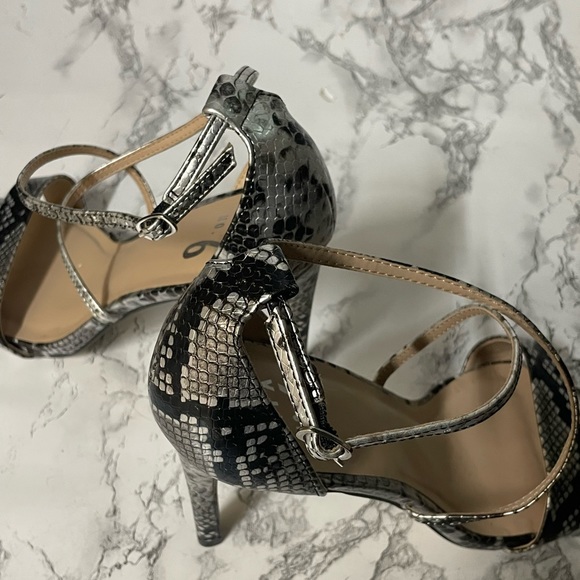 Sz 8.5 Silver & Black Snakeskin Mix No 6 Heels w/ Adjustable Ankle Strap 😍 - Picture 4 of 8